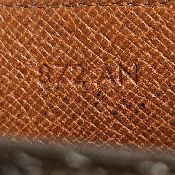 Louis Vuitton Monogram Sarah Wallet - Picture 4 of 14